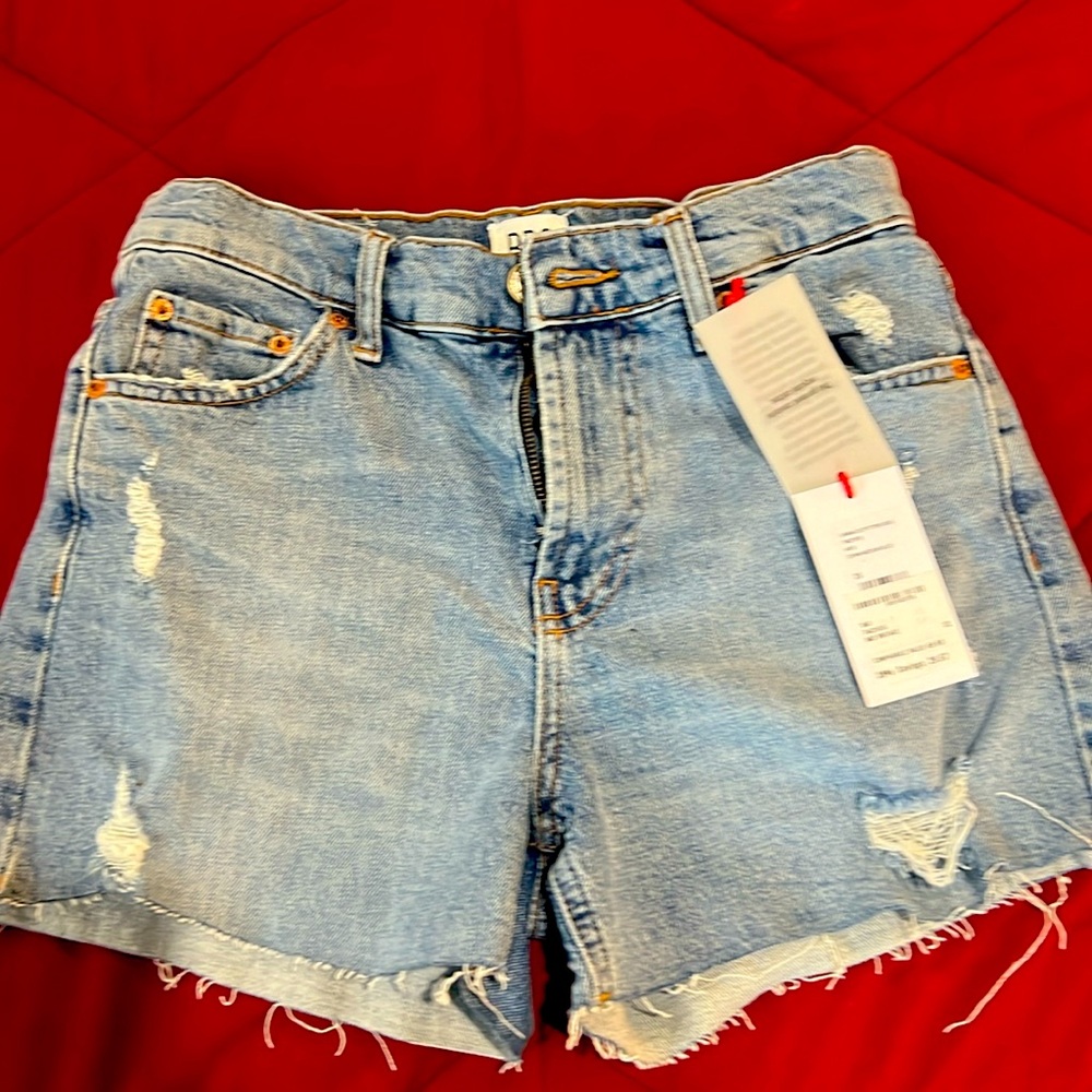 Slight distressed Brand New shorts💫